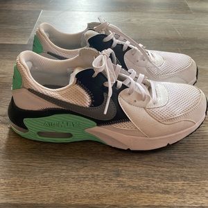 Woman’s nike air max